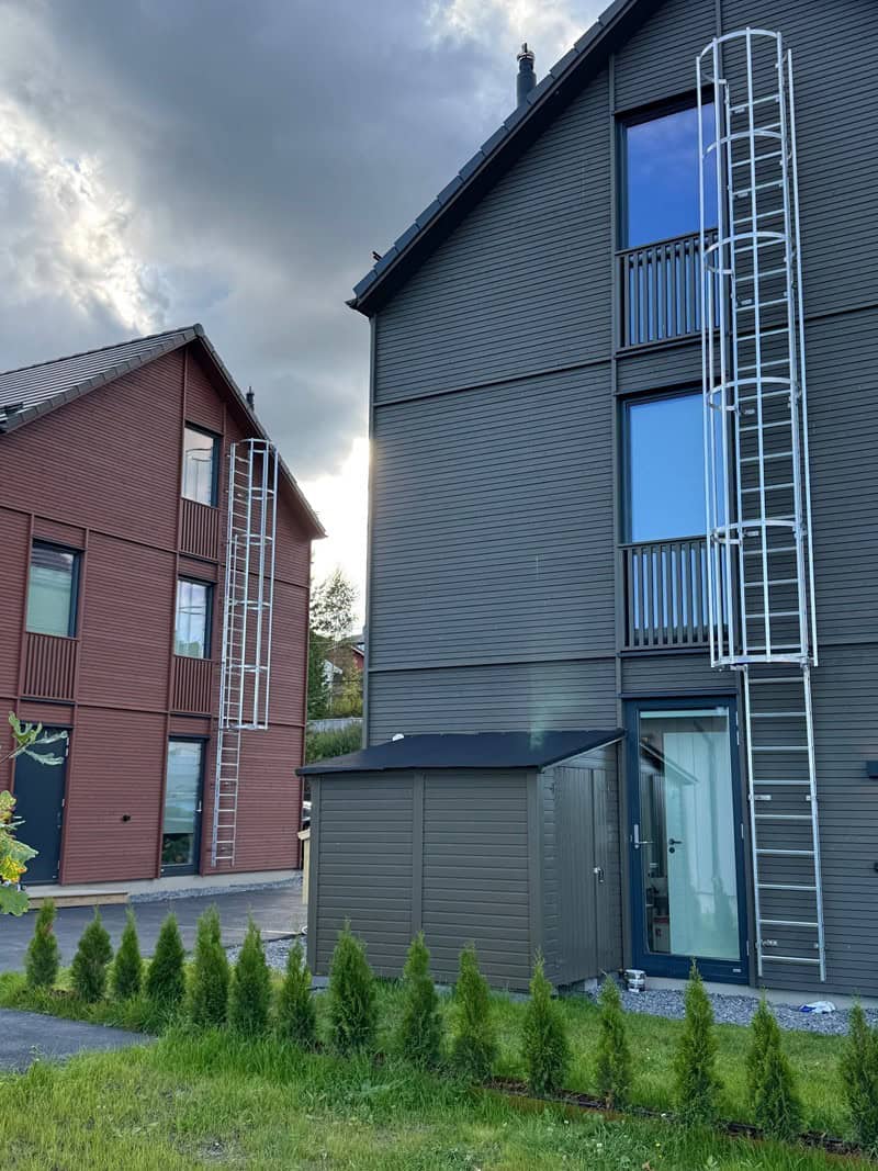 Ryggvernstiger i aluminium som rømningsvei fra balkonger på boliger