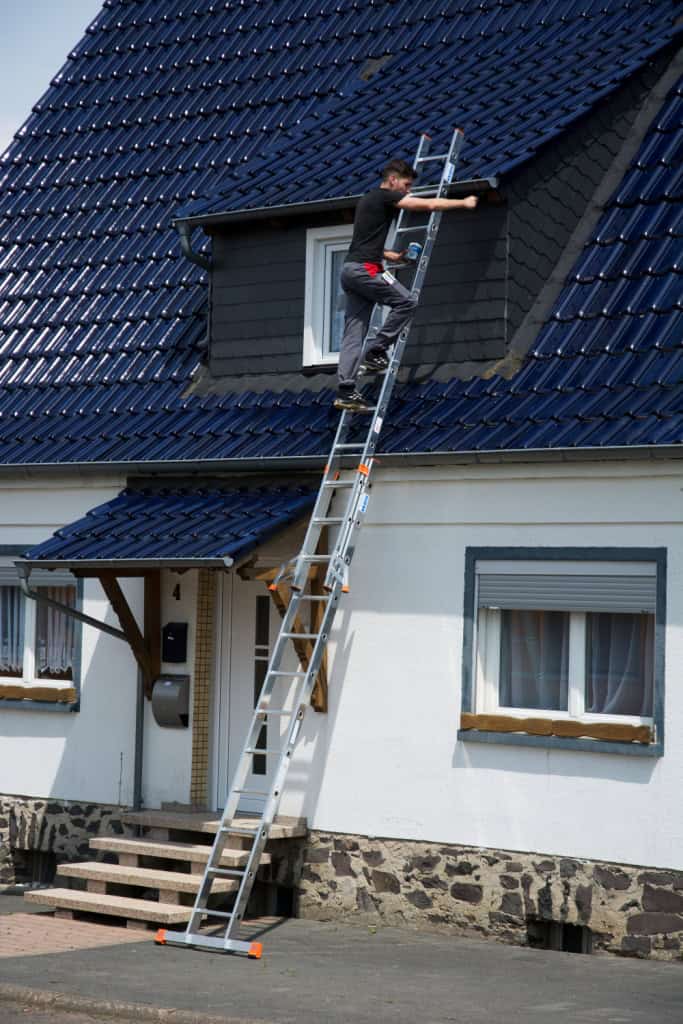 2-delt skyvestige i bruk mot fasaden på et hus