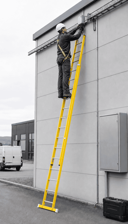 Montør i FCT glassfiber skyvestige mot en husvegg
